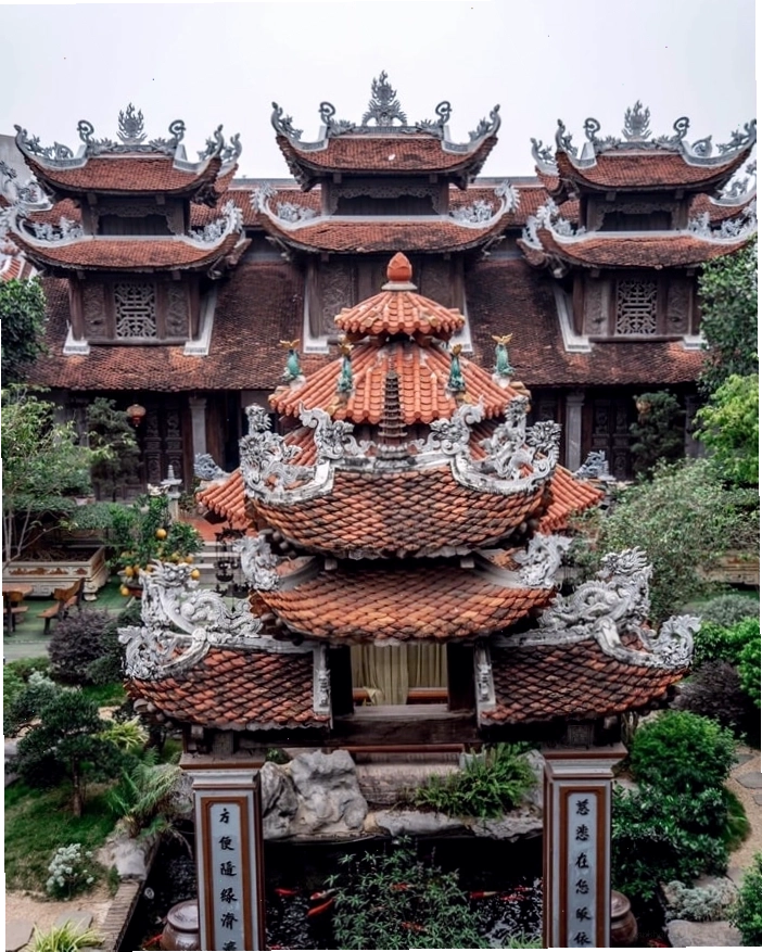 Kiến trúc cổ kính của chùa Ngâu Thanh Trì với các chi tiết chạm khắc tinh xảo
