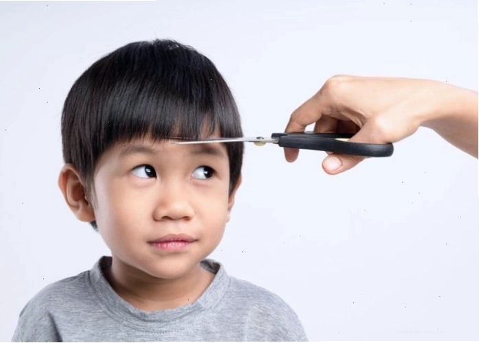 Kiểu tóc mái ngố tinh nghịch cho bé trai