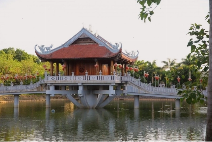 Lầu gác mô phỏng chùa Một Cột thu hút du khách tại chùa Khai Nguyên