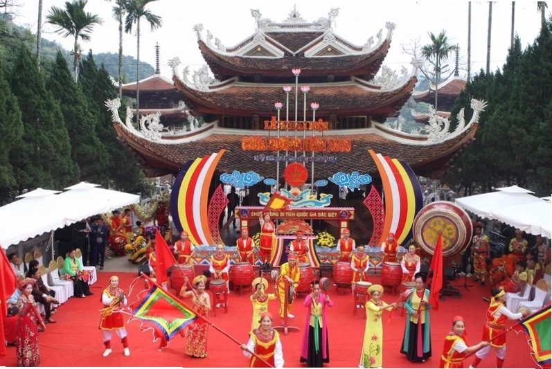 Lễ hội Chùa Hương sôi động