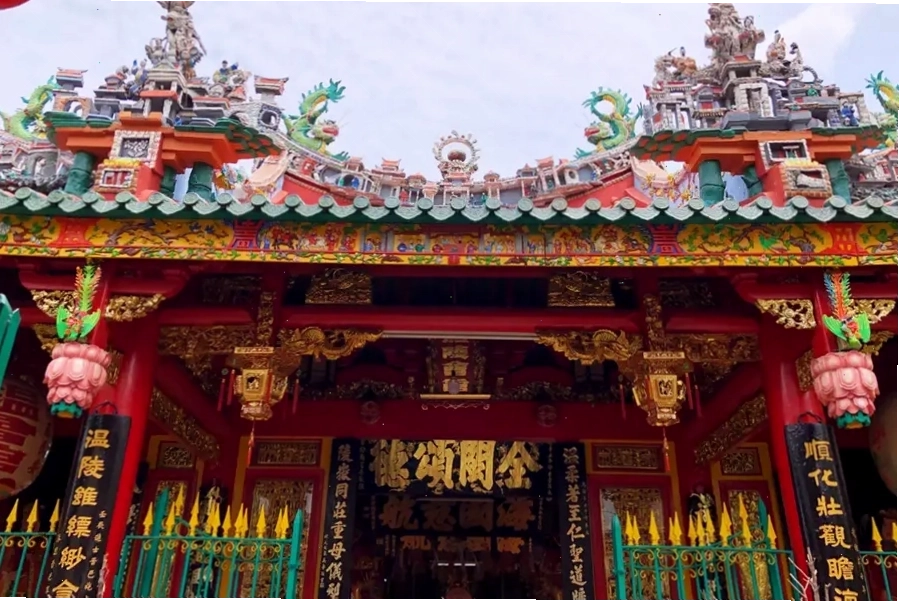Lễ hội tại Chùa Quan Âm với nhiều người dân tham dự