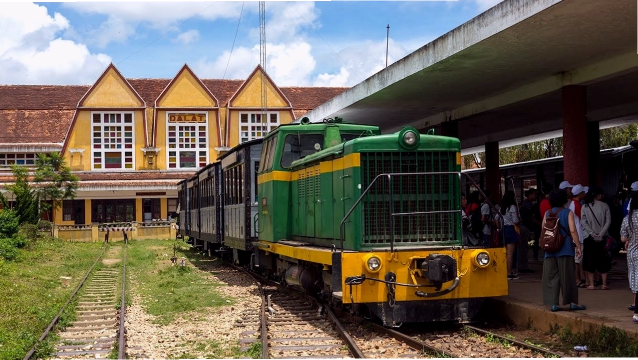 Lối đi xanh mát trong khuôn viên Chùa Linh Phước