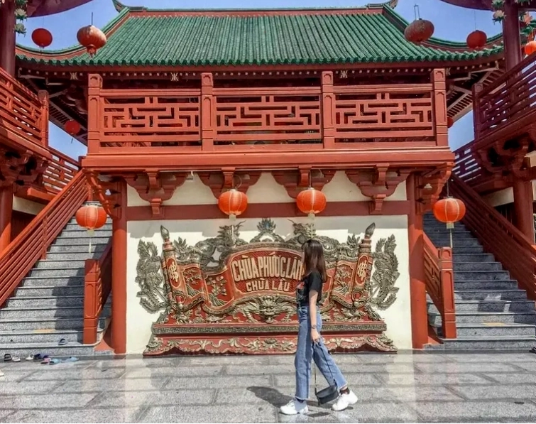Lối lên chánh điện chùa Lầu An Giang dẫn vào không gian linh thiêng