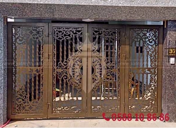Mẫu cổng sắt 4 cánh đẹp với kích thước hài hòa, tăng thêm vẻ sang trọng cho ngôi nhà