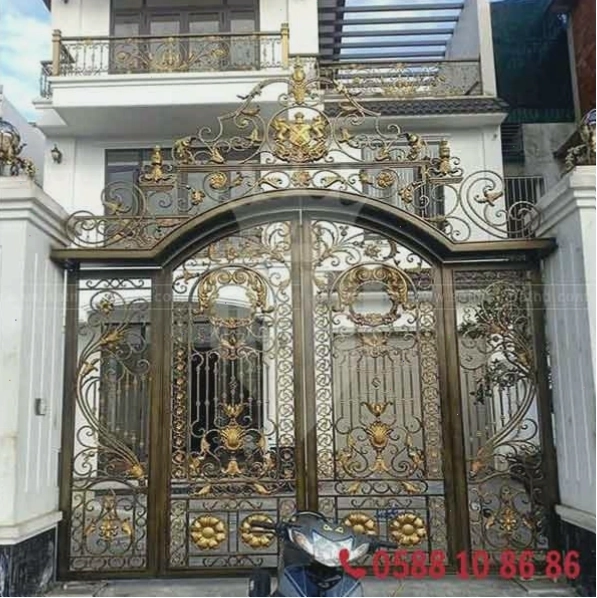 Mẫu cổng sắt 4 cánh phong thủy với hoa văn tinh xảo