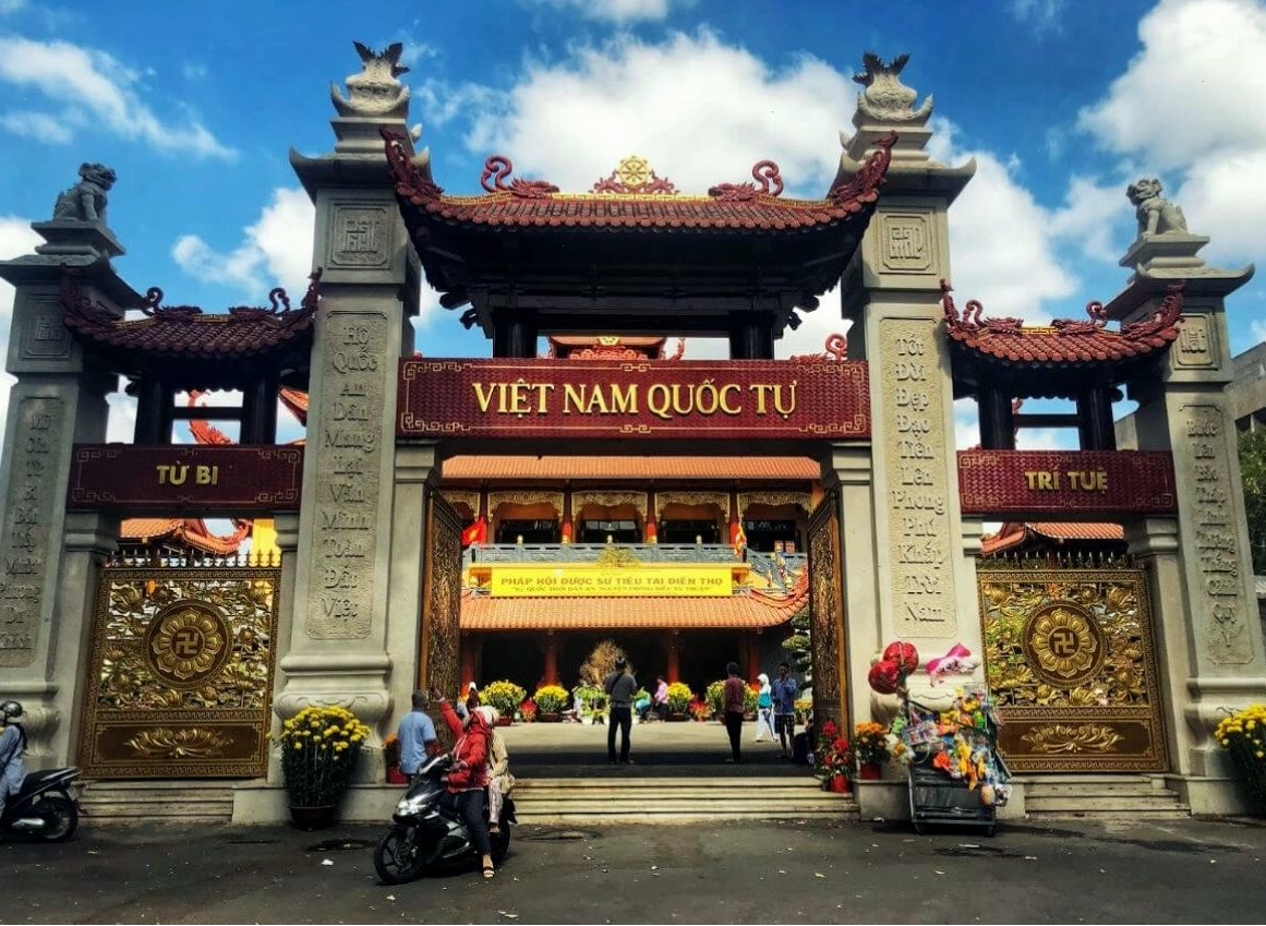 Mẫu thiết kế chùa đẹp với mái ngói âm dương đặc trưng