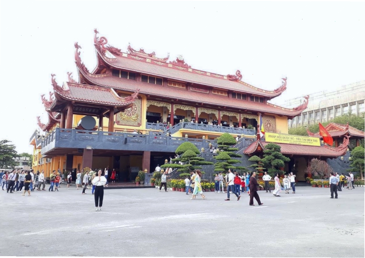 Mẫu thiết kế chùa đẹp với sân vườn thoáng đãng