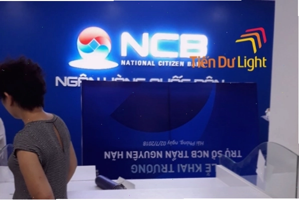Màu xanh dương nền chữ trắng tạo điểm nhấn thị giác mạnh mẽ trong thiết kế