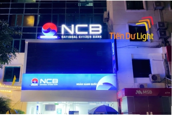 Màu xanh dương và vàng kết hợp tạo điểm nhấn thị giác mạnh mẽ