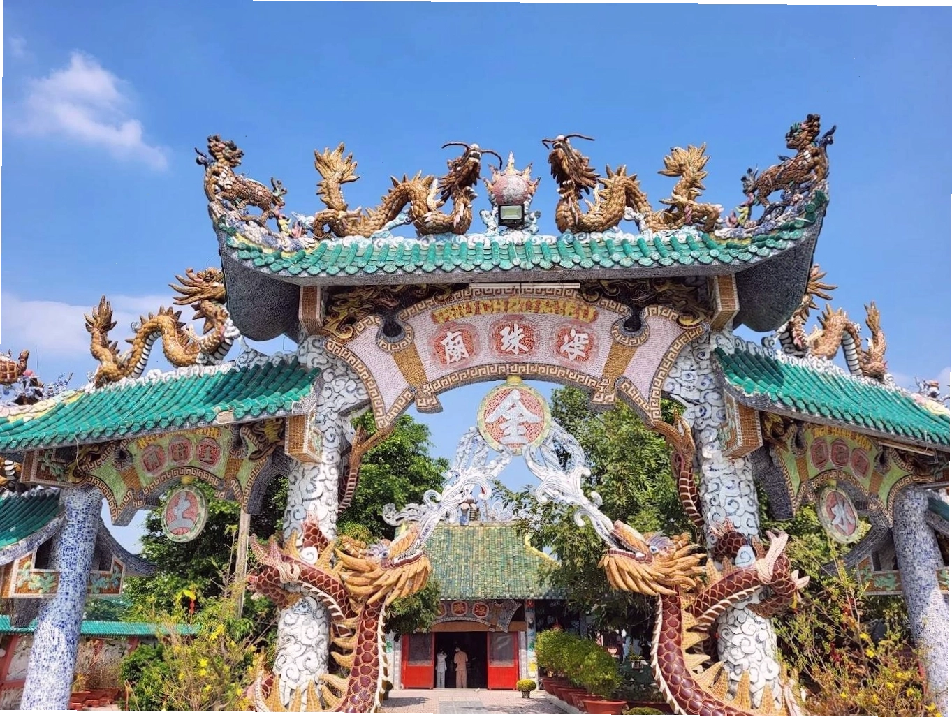 Miếu Nổi Phù Châu với vị trí độc đáo giữa sông, thu hút người đến cầu nguyện