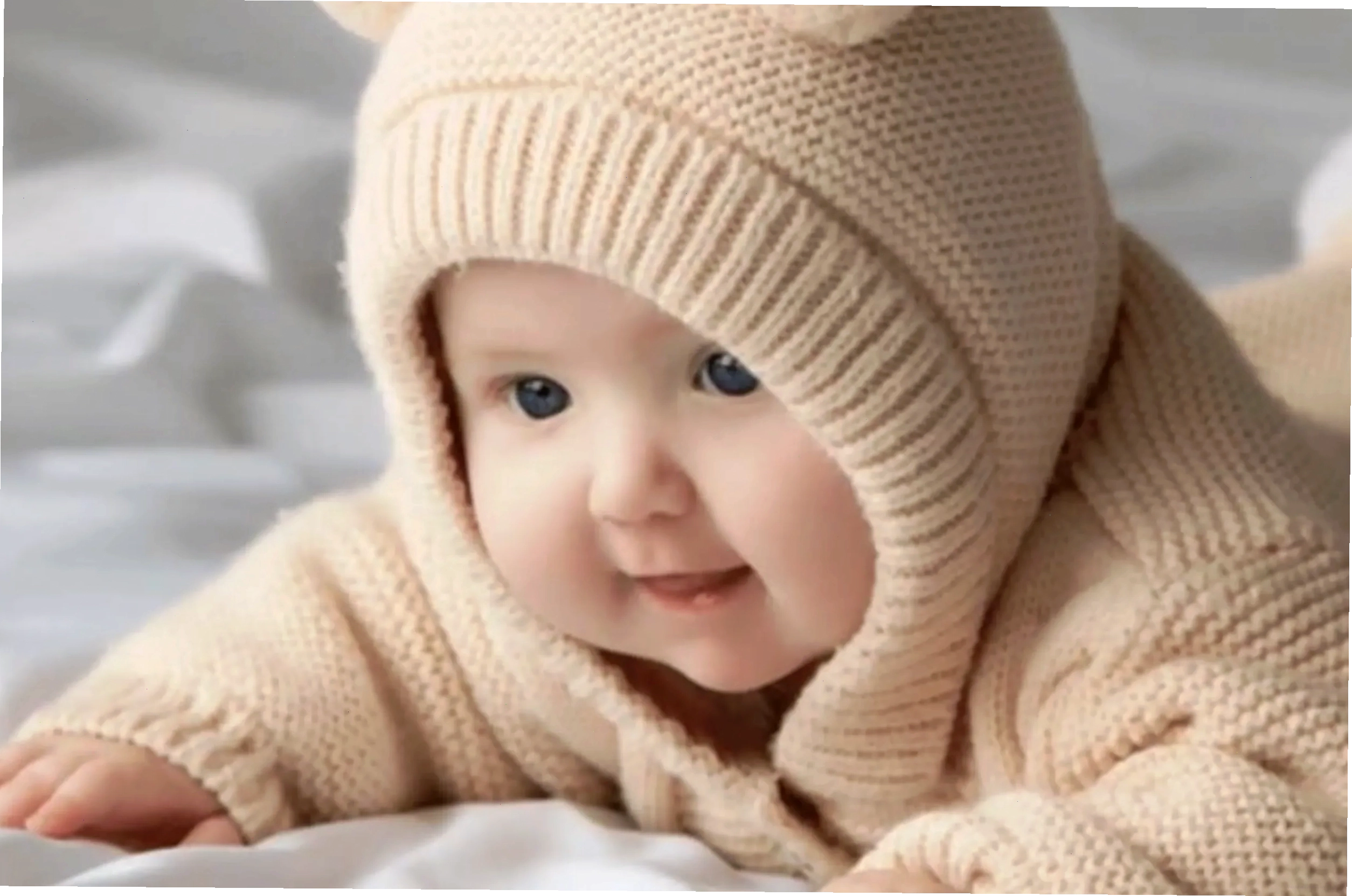Một em bé với biểu cảm đáng yêu, ngộ nghĩnh