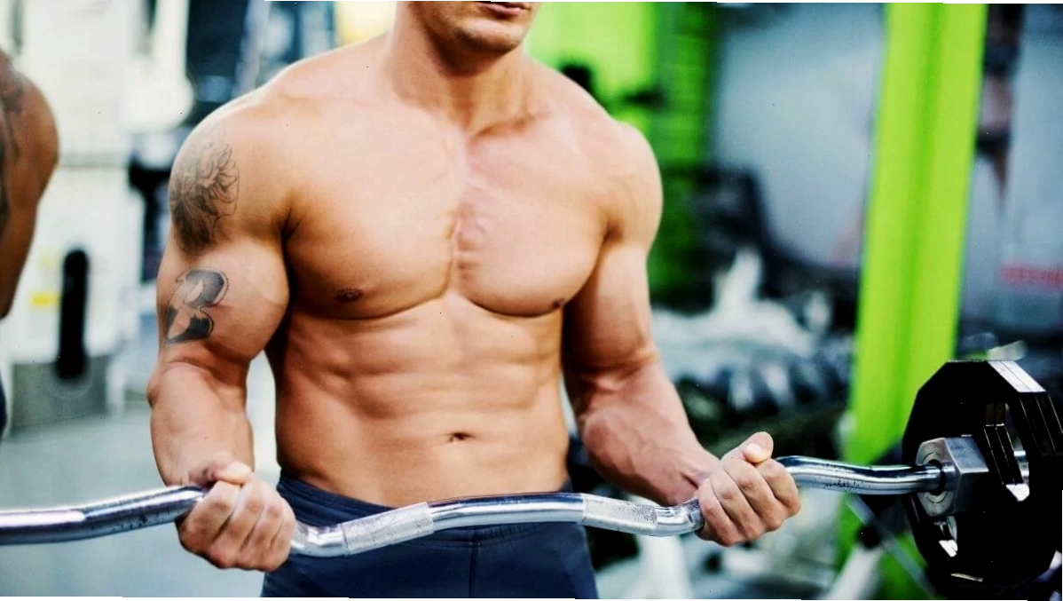 Nam 6 múi khoe body trong phòng gym