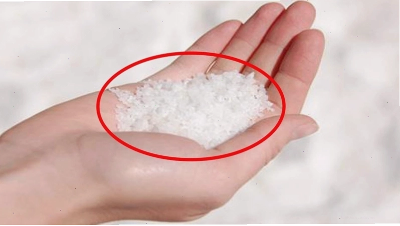Ném muối qua vai trái để xua vận xui