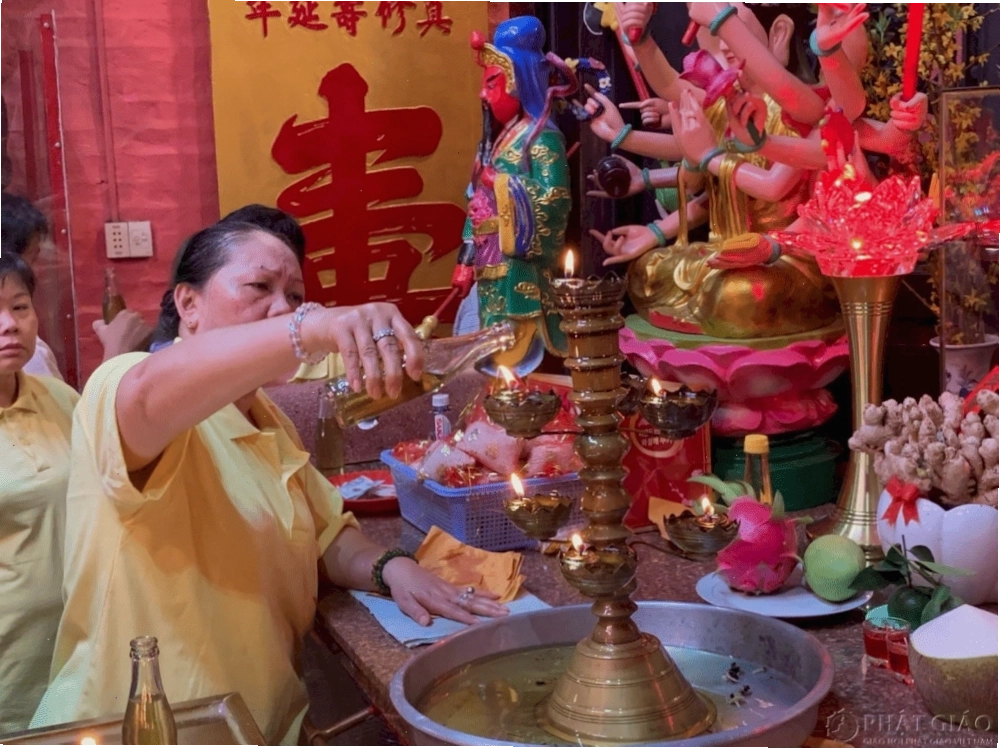 Nghi thức rót dầu cầu an tại Chùa Ngọc Hoàng