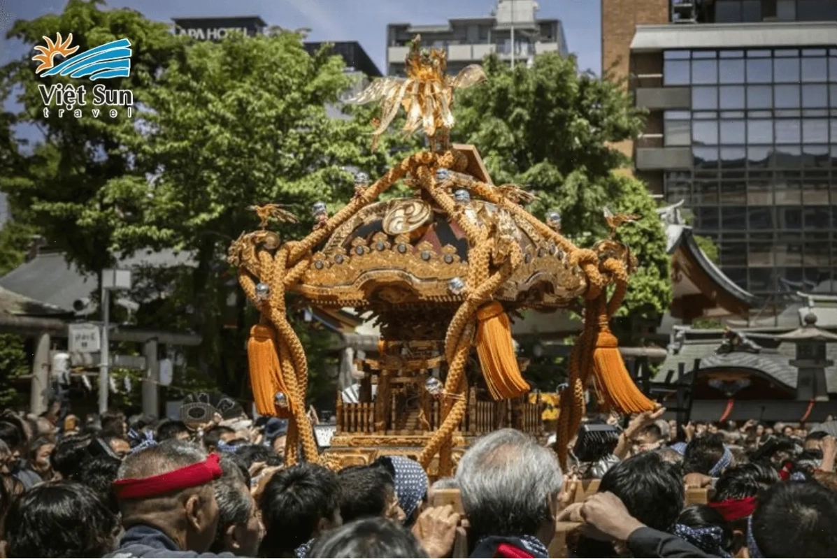 Nghi thức rước kiệu trong Lễ hội Sanja Matsuri tại Chùa Asakusa