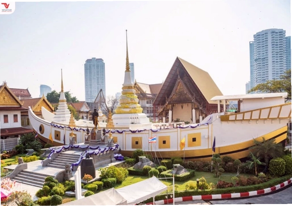 Ngôi chùa Wat Yannawa về đêm lung linh và huyền ảo