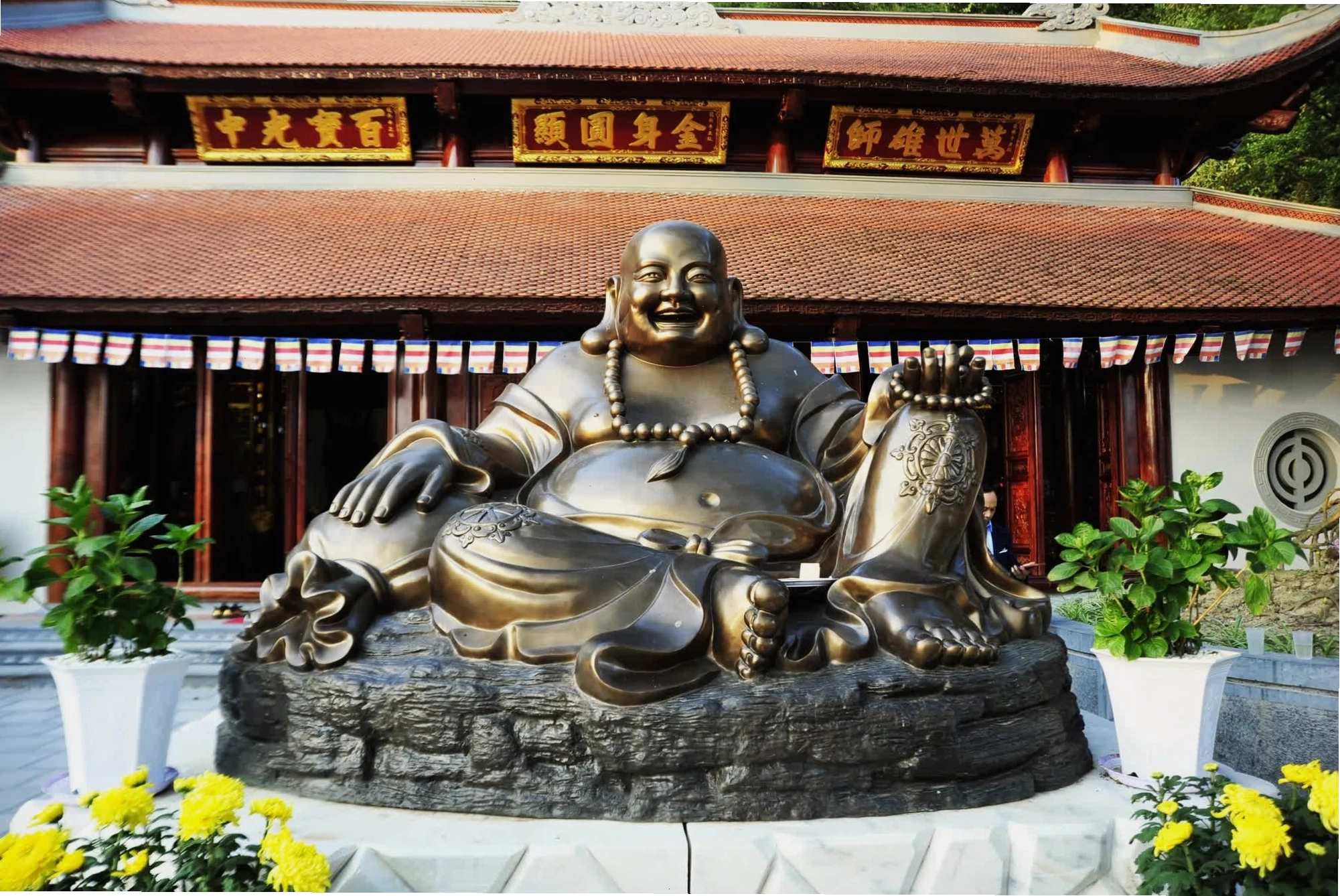 Ngôi Tam bảo và đền thờ tại Chùa Hổ Sơn với kiến trúc truyền thống