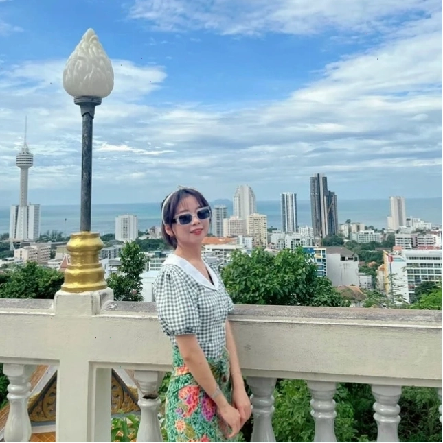 Người đàn ông đang massage mắt phải, biểu hiện của hiện tượng nháy mắt