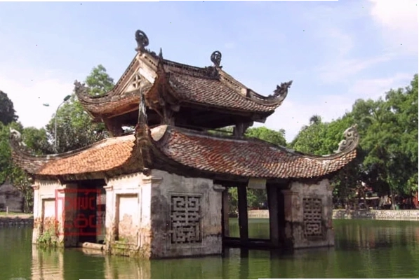 Nhà thủy đình cổ kính tại Chùa Thầy
