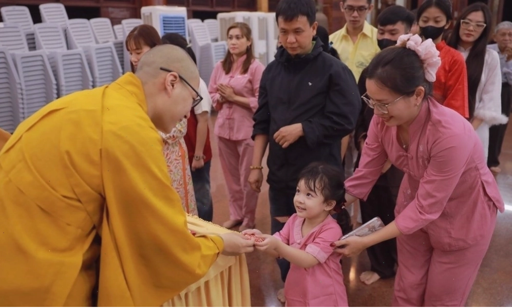 Nhiều người thường đến Chùa Diệu Pháp để tu tập và cầu mong sự bình an cho người thân, gia đình