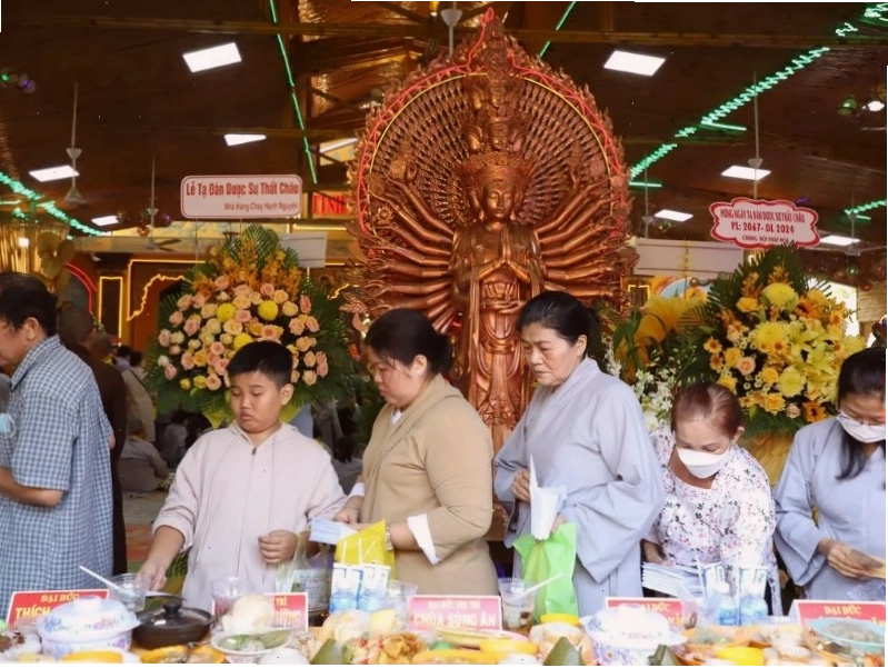 Nhiều người tìm đến Chùa Phước Tường để tham gia buffet chay