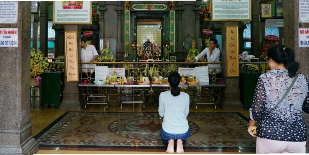 Nhiều người tin rằng thành tâm khấn nguyện tại các ngôi chùa sẽ giúp ước mong thành hiện thực