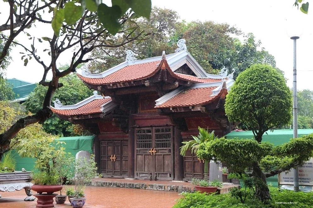 Phật tử thành tâm dâng hương tại chùa Kim Liên