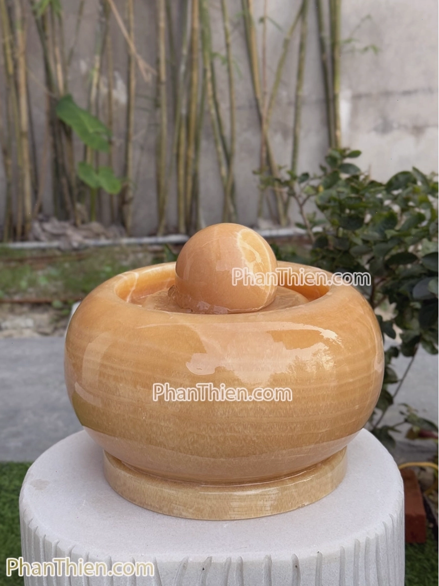 Phong thủy luân bằng đá với dòng nước chảy tạo cảm giác thư thái