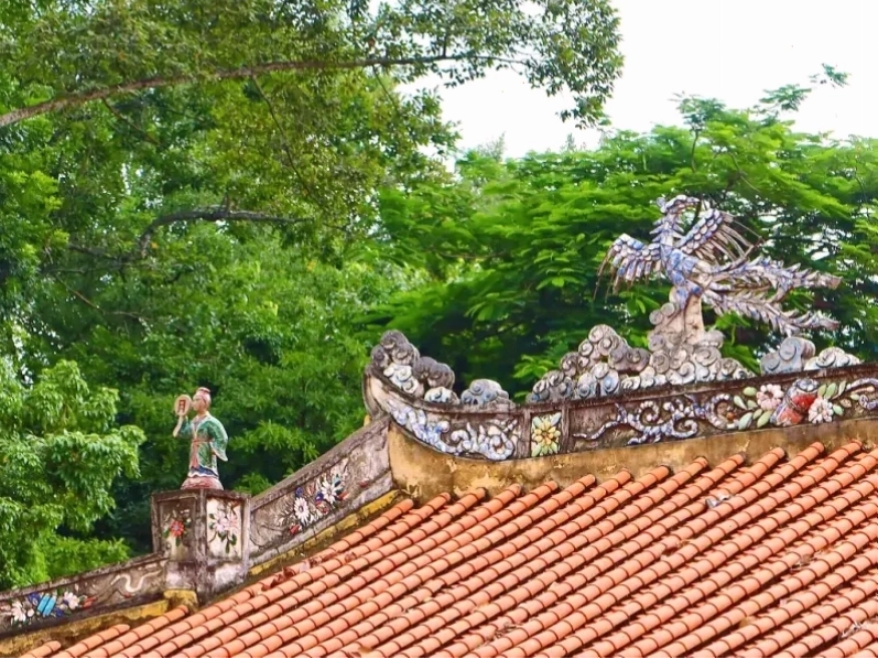 Rồng, Phượng và hoa văn khảm sành sứ trên nóc chùa Hội Khánh