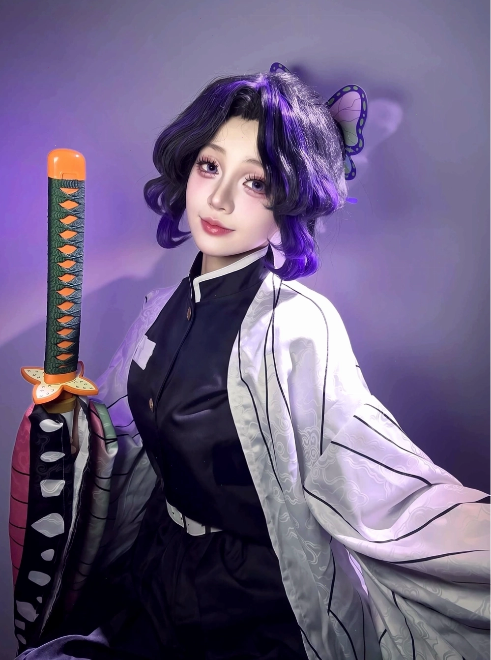 Shinobu Kochou cosplay với trang phục và phụ kiện chỉn chu