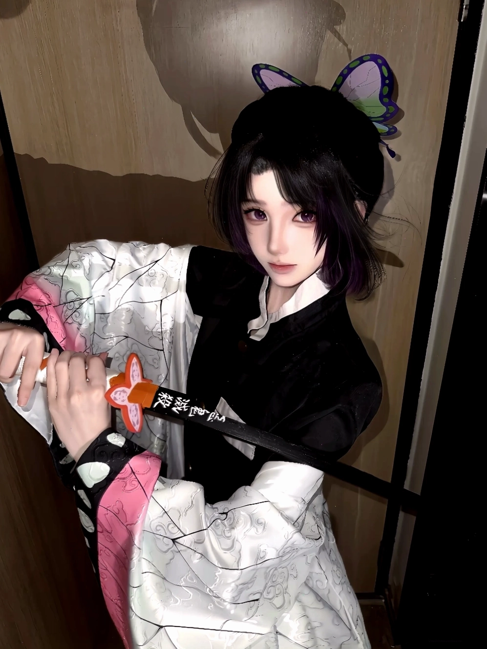 Shinobu Kochou trong anime Demon Slayer với nụ cười bí ẩn
