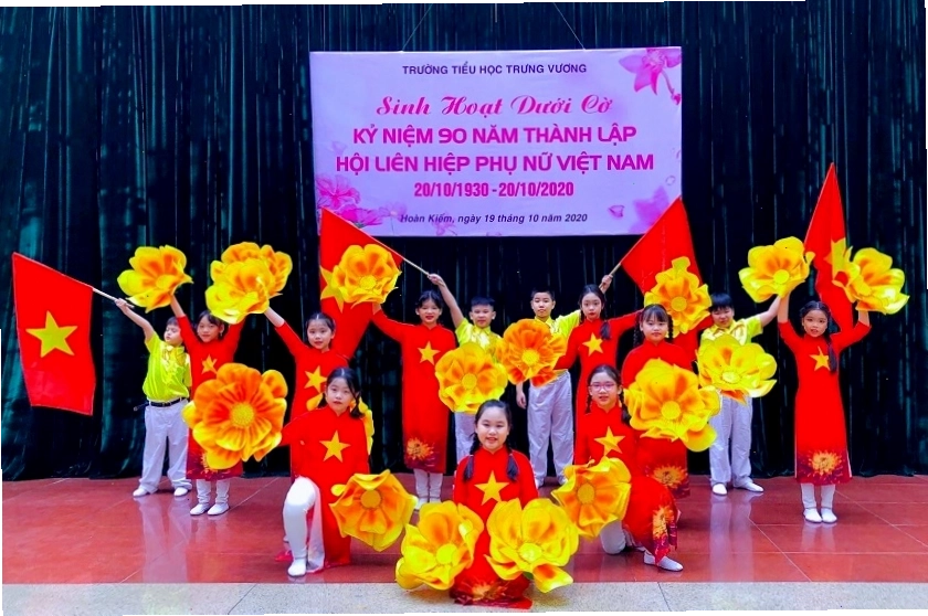 Tặng quà và hoa cho phụ nữ ngày 20/10