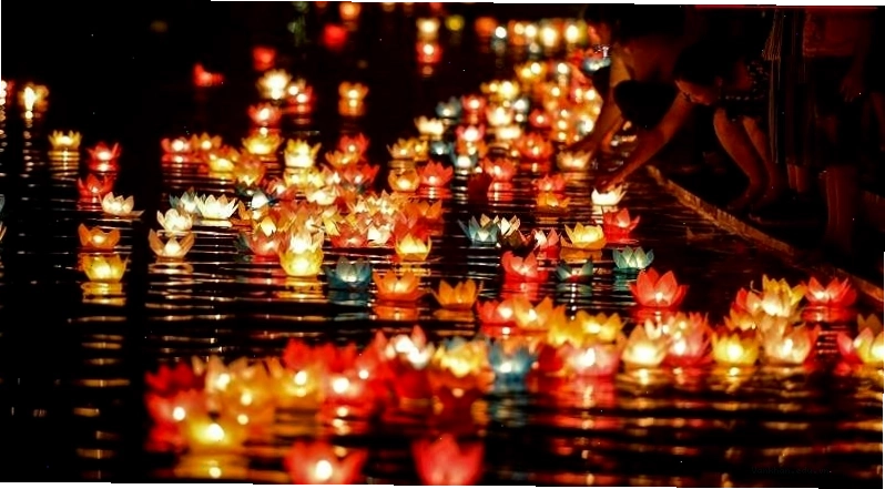 Thả đèn hoa đăng trong Lễ Vu Lan tại Hội An