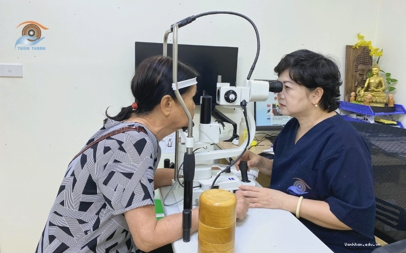 Thăm khám bác sĩ khi mắt phải giật liên tục ở nữ