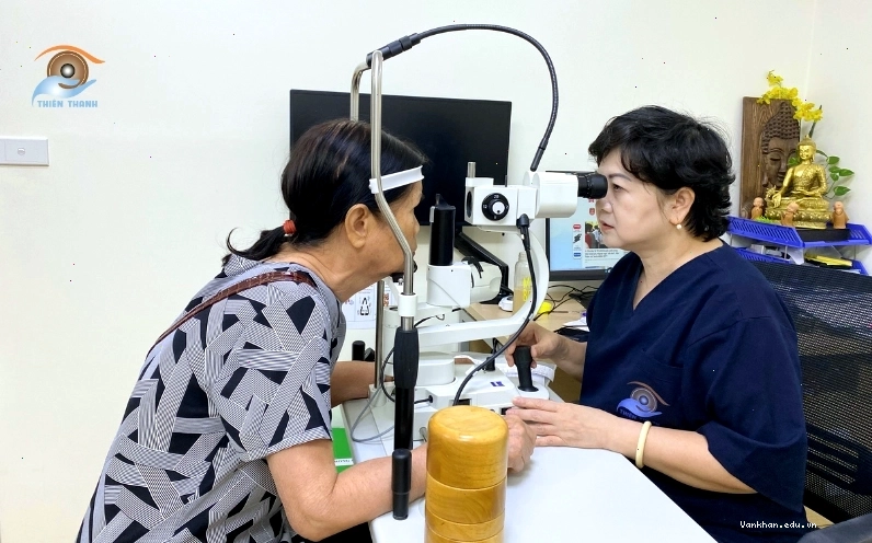 Thăm khám bác sĩ nhãn khoa hoặc thần kinh khi bị giật mắt phải nữ