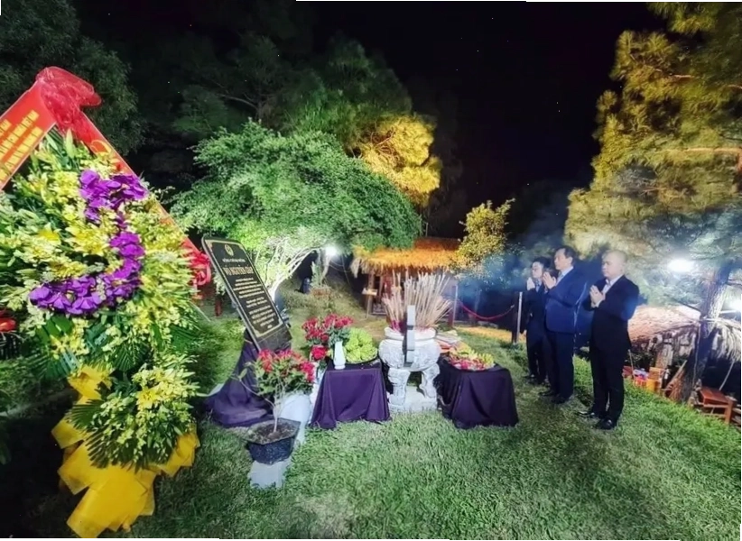 Thăm mộ Đại tướng Võ Nguyên Giáp tại Vũng Chùa Đảo Yến