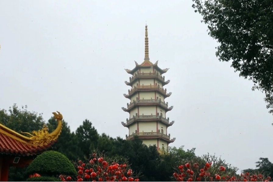 Tháp Báo Ân được thiết kế theo phong cách truyền thống tại chùa Khai Nguyên