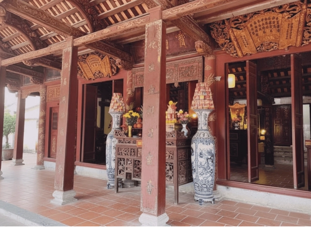 Thượng điện chùa Bà Đanh được xây dựng bằng gỗ lim với 3 gian chính