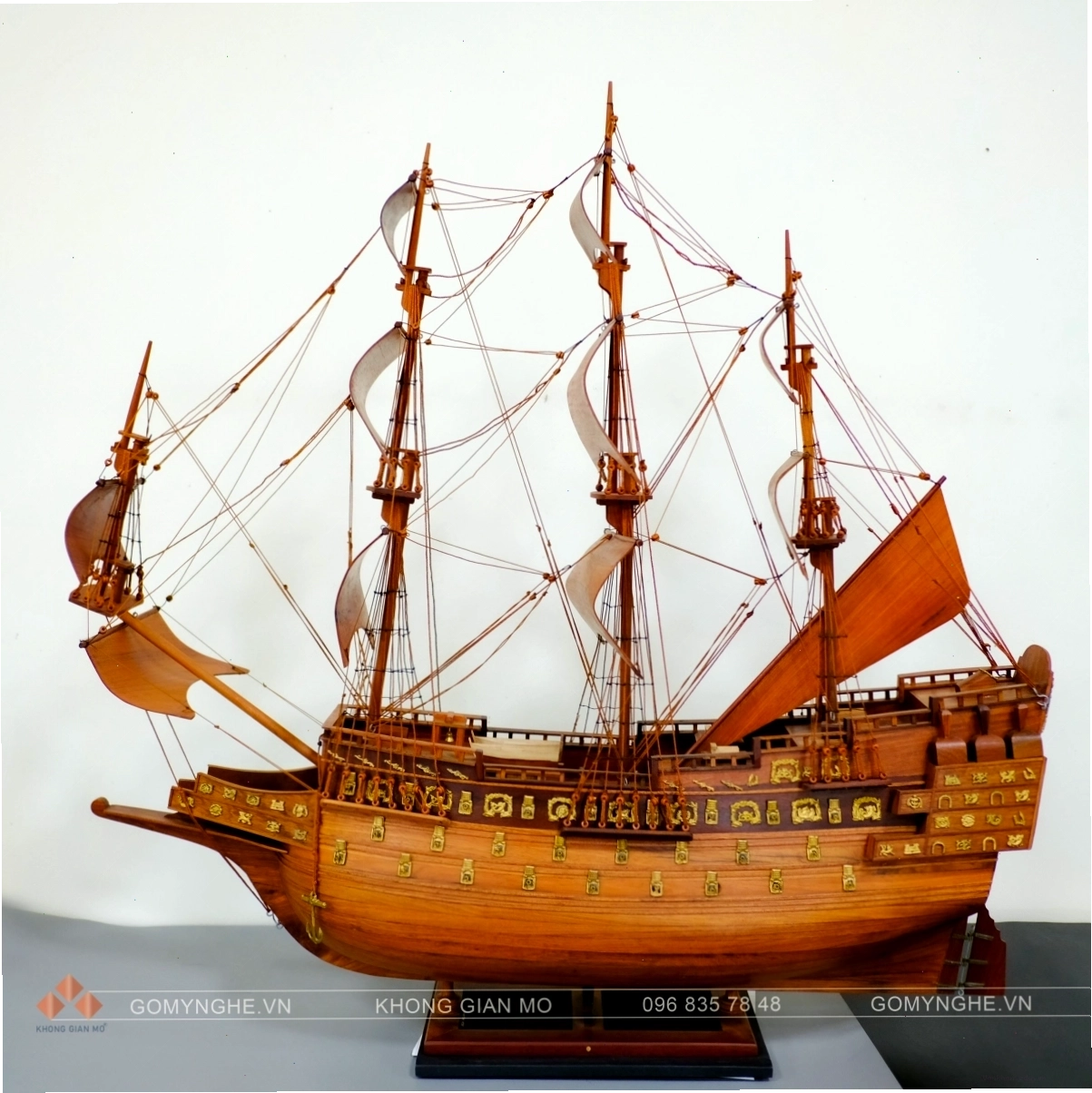 Thuyền buồm gỗ hương phong thủy với đường nét tinh xảo