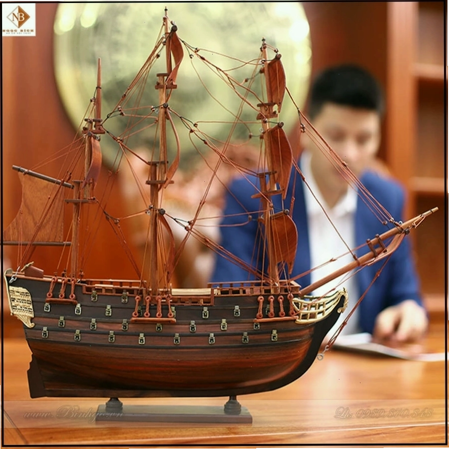 Thuyền phong thủy đặt trên bàn làm việc