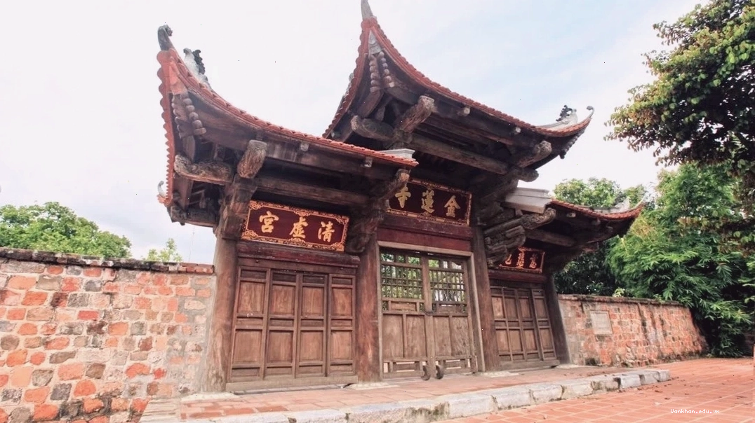 Toàn cảnh chùa Kim Liên cổ kính soi bóng bên hồ Tây