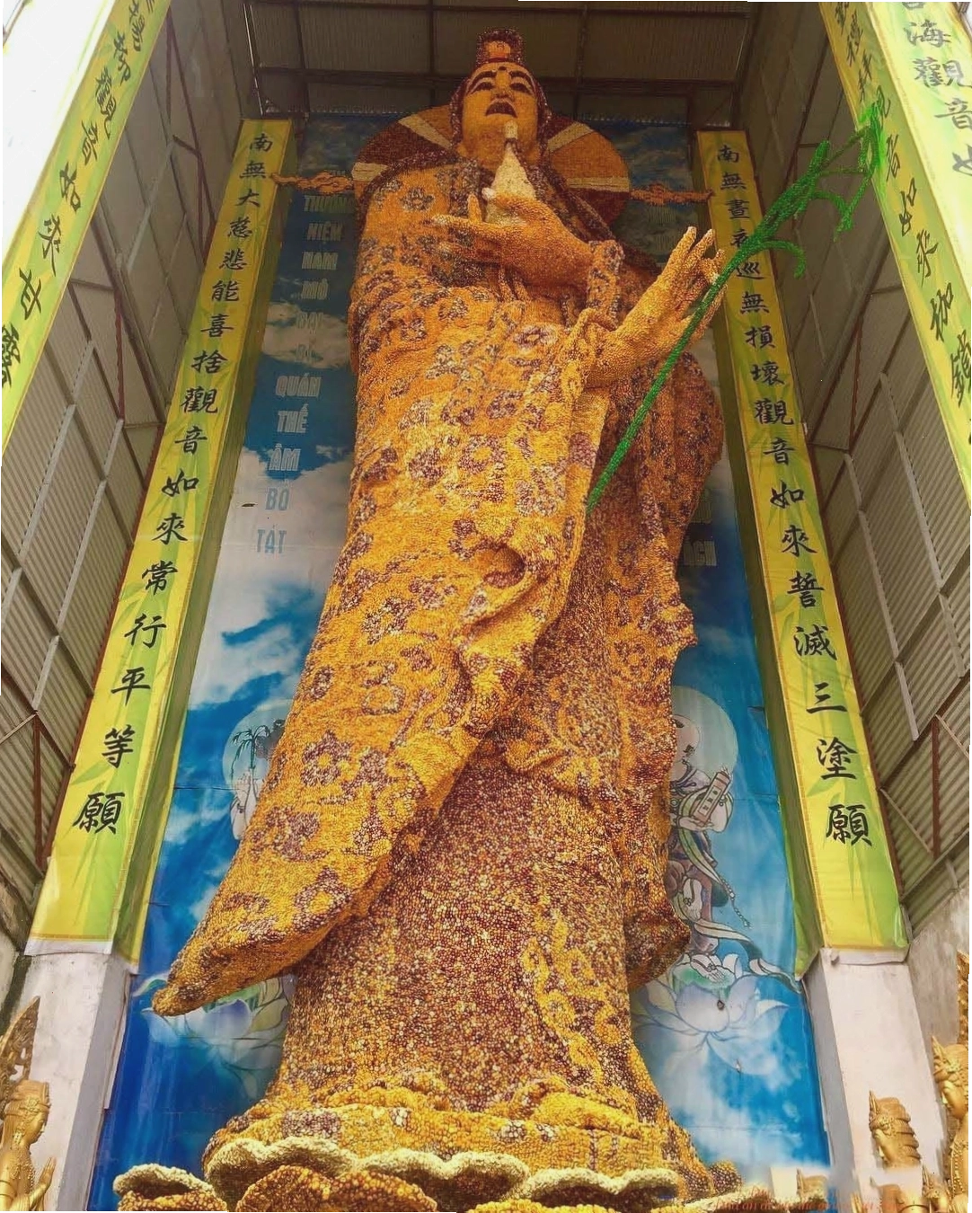 Toàn cảnh Chùa Linh Phước nhìn từ xa