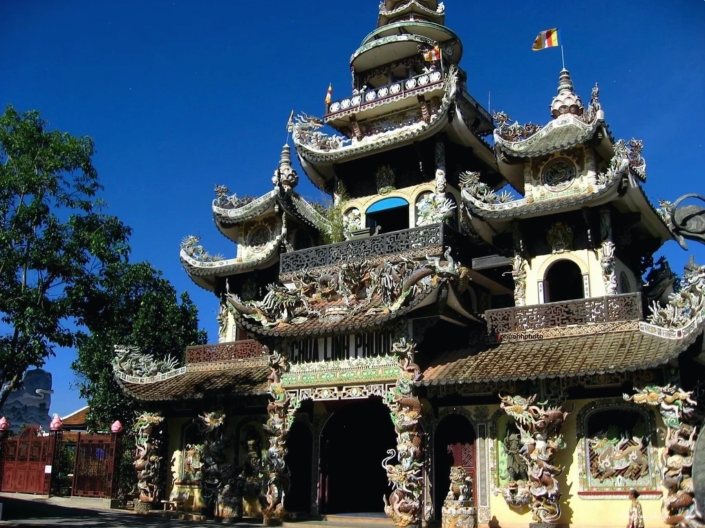 Toàn cảnh Chùa Linh Phước với kiến trúc khảm sành độc đáo
