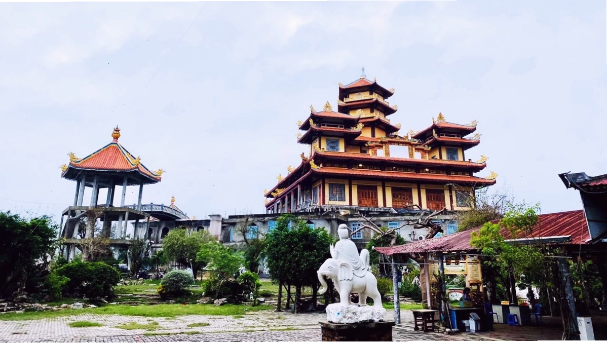 Toàn cảnh Chùa Quán Âm với các công trình kiến trúc Phật giáo