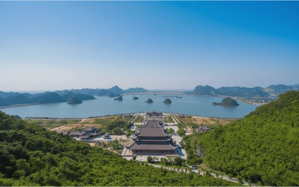 Toàn cảnh Chùa Tam Chúc Hà Nam nhìn từ xa như một bức tranh sơn thủy hữu tình