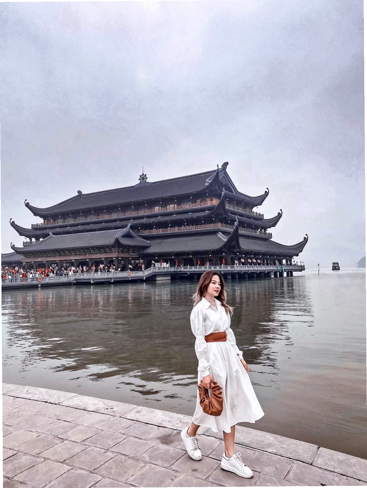 Toàn cảnh chùa Tam Chúc Ninh Bình nhìn từ trên cao với hồ nước và núi đá