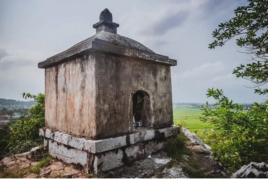 Toàn cảnh núi Tử Trầm nơi có chùa Vô Vi