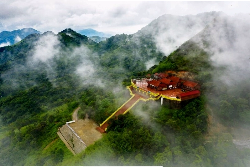 Toàn cảnh quần thể chùa chiền trên núi ở Quảng Ninh