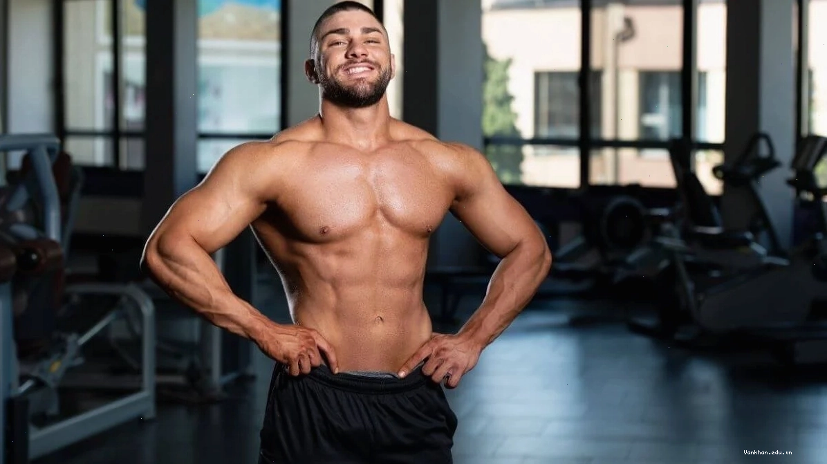 Trai gym với cơ bụng săn chắc