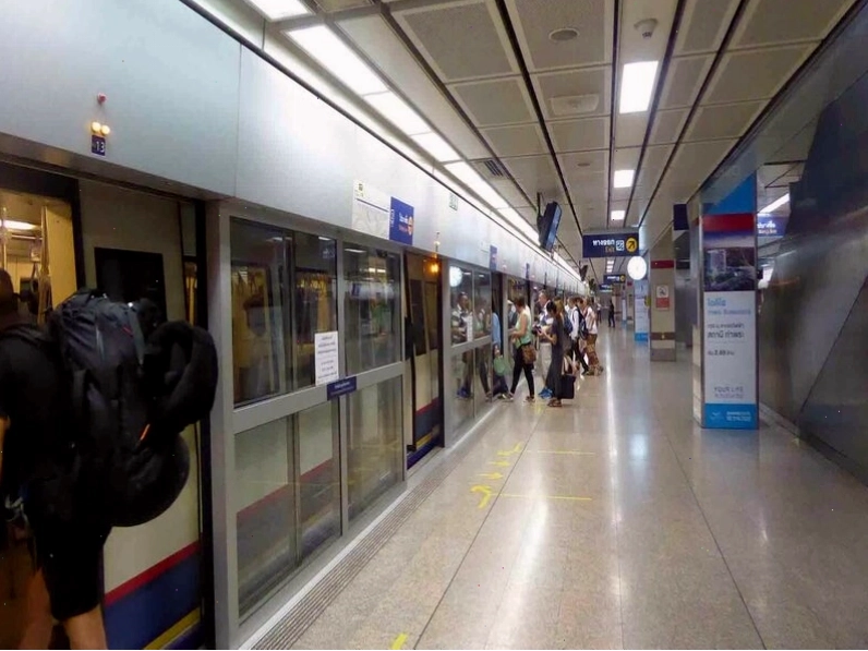 Trạm tàu MRT gần Chùa Vàng Thái Lan